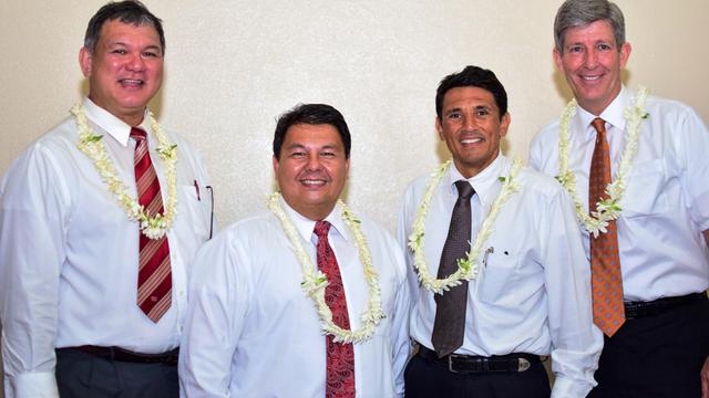 Elder NIELSEN avec la présidence du Pieu de Papeete Président HAPAIRAI et ses conseillers JOHNSTON et ERCOLI