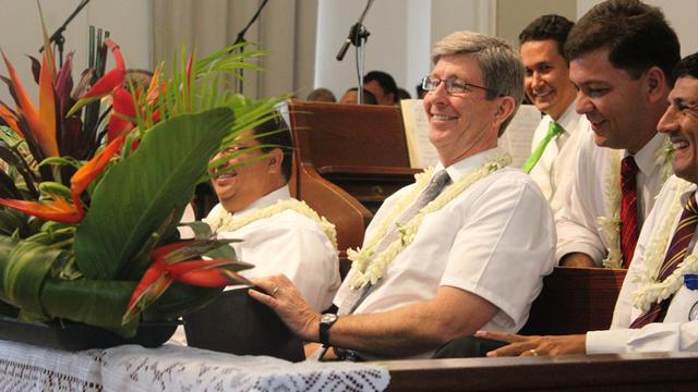 Conférence du Pieu de Papeete - Elder NIELSEN sur l'estrade