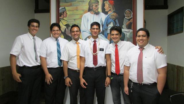 Elder LEE et Elder TERIIEROITERAI avec leurs amis