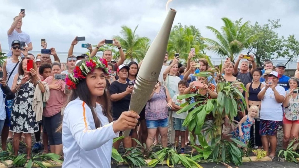 relaye-la-torche-des-Jeux-olympiques-de-Paris-2024-en-Polynesie-francaise.